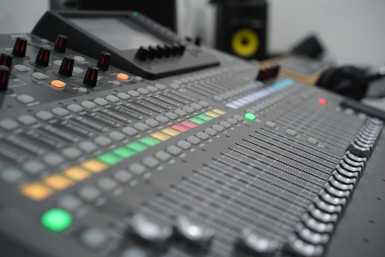 Audio mixing console